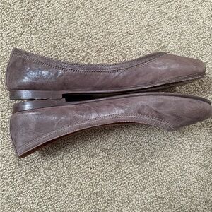 ✨✨✨SOLD✨✨✨Frye leather Carson ballet flat 9 grey taupe EUC